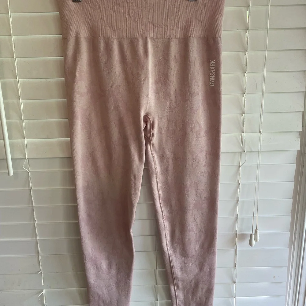 baby pink pattern gymshark leggings! excellent condition! - Picture 1 of 5